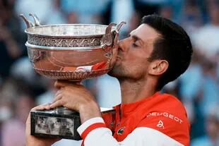 Novak Djokovic besa el trofeo de Roland Garros 2021 tras derrotar en la final a Stefanos Tsitsipas