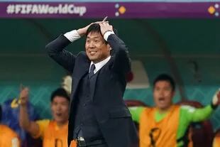 El director técnico japonés Hajime Moriyasu reacciona en la victoria de Japón ante Alemania