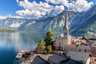 La iglesia de Hallstatt, un pueblo austríaco enclavado en las costas de un lago del mismo nombre, es un punto turístico muy visitado por turistas asiáticos
