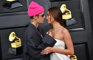Justin Bieber y Hailey Bieber en la alfombra roja de los Grammy 2022