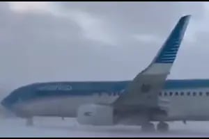 Cientos de pasajeros afectados y vuelos cancelados por una intensa nevada en Ushuaia