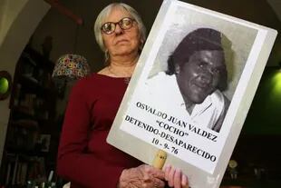 Cristina Diez sostiene el cartel con la imagen de su marido, secuestrado el 10 de septiembre de 1976