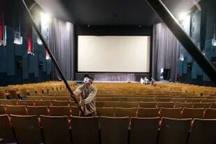 Preparativos en la sala principal del cine Gaumont para la reapertura de mañana