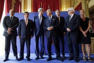 Khaled al-Attiyah, Ahmet Davutoglu, John Kerry. Laurent Fabius, Philip Hammond, Frank-Walter Steinmeier y Federica Mogherini, hoy, en París