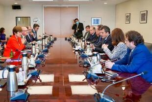 Sergio Massa y su equipo, en reunión con Kristalina Georgieva, la directora Gerente del Fondo Monetario Internacional (FMI)