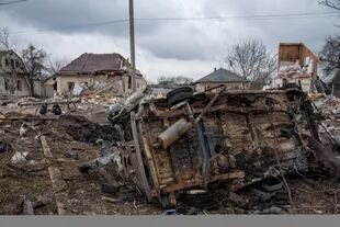 Los residentes observan la destrucción causada por un ataque aéreo ruso. El ataque aéreo ruso mató a seis personas y destruyó muchas casas en el pequeño pueblo de Markhalivka, Ucrania, 13 de marzo de 2022
