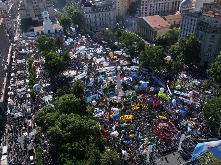 La Plaza de Mayo llena, una postal deseada por el peronismo; el Presidente busca apoyarse en ese respaldo para empezar una nueva etapa