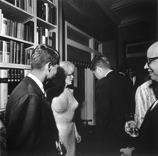 Imagen histórica: Marilyn junto a John Fitzgerald Kennedy (derecha) y Bobby Kennedy (izquierda) en la fiesta que ofreció el presidente de United Artists, Arthur Krim, en su casa de Manhattan