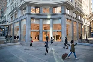 La era de Marta Ortega empieza con la apertura del mayor Zara del mundo, una impresionante tienda en los bajos del edificio España, en plena Plaza de España de Madrid.