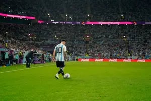 Messi va de menor a mayor, como si fuera una síntesis de todos los Leo
