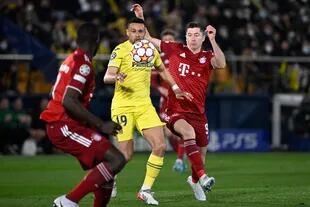 Una imagen atípica: Francis Coquelin (19) es perseguido por Robert Lewandowski durante el primer tiempo entre Villarreal y Bayern Munich
