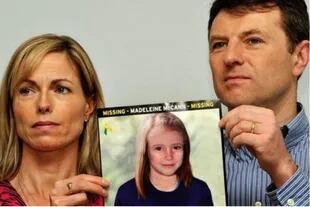 I genitori di Madeleine McCann tengono una foto di come sarebbe stata la loro figlia nel 2012
