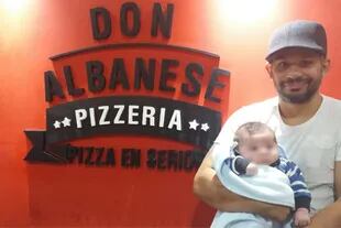 Adrián y su bebe, Salvador, en la pizzería Don Albanese, donde lo asesinaron