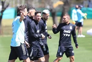 Messi, Otamendi, Paredes y "Papu" Gómez , en uno de los últimos entrenamientos en Ezeiza