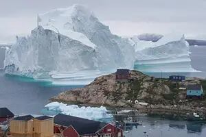 Un iceberg gigante amenaza a un pueblo en Groenlandia