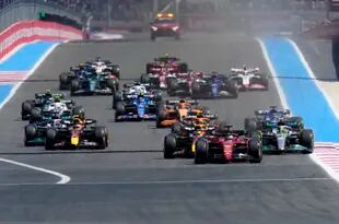 Charles Leclerc lidera en la largada y seguido por el piloto de Red Bull Max Verstappen de los Países Bajos y el piloto de Mercedes Lewis Hamilton de Gran Bretaña 