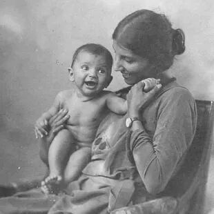 Dorothy Bonarjee con su hijo, Denis, que murió en la infancia