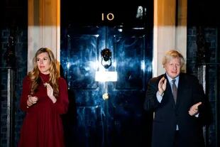 El primer ministro de Reino Unido, Boris Johnson y su novia Carrie Symonds frente al número 10 de Downing Street, en Londres