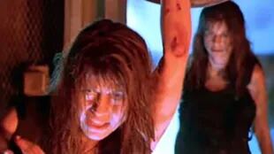 Linda Hamilton y su hermana, en una escena de Terminator