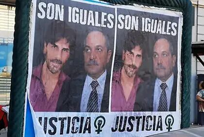 En las calles porteñas aparecieron afiches en contra del actor Juan Darthes y el exgobernador tucumano José Alperovich