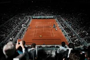 Packed: this is what the imposing Chatrier looked like on Tuesday evening in the duel between Djokovic and Nadal