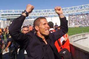 Cholo Simeone, entrenador de Estudiantes, celebra un triunfo a Gimnasia en 2006