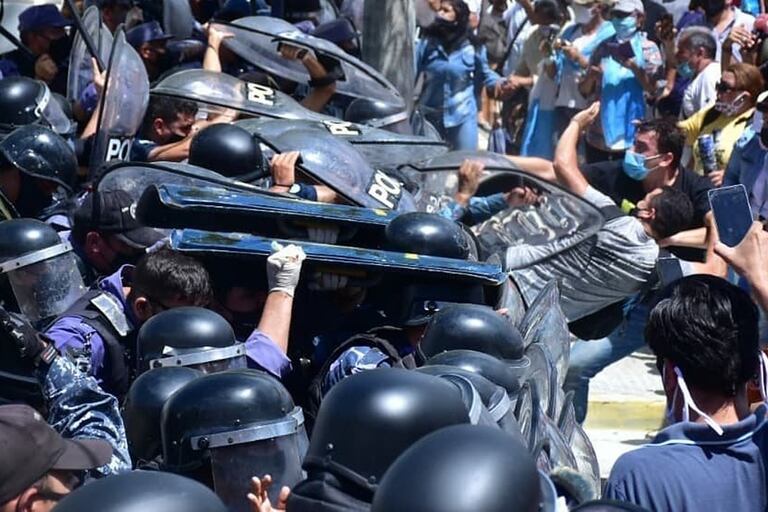 Referentes de la oposición repudiaron hoy a la violenta represión policial ordenada por el gobernador de Formosa, Gildo Insfrán