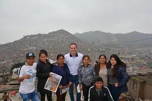 El exfutbolista y alcalde George Forsyth junto a simpantizantes de la Victoria, en Perú