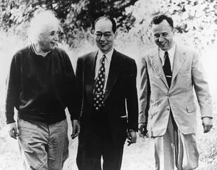 Albert Einstein, Hideki Yukawa y John Archibald Wheeler conversando en Princeton, 1954