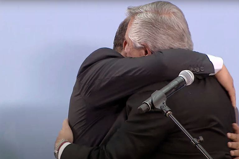 El abrazo de Alberto Fernández y Juan Manzur