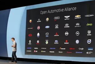 Patrick Brady, director de ingeniería en Google, muestra las compañías que se sumaron a su plataforma de computación para el auto