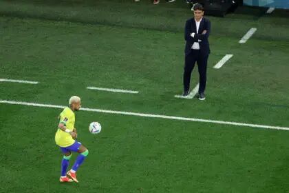 El técnico Zlatko Dalic observando a Neymar durante el partido por los cuartos de final de Qatar 2022: Croacia eliminó a Brasil por penales