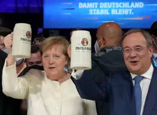 La canciller alemana Angela Merkel y el candidato demócrata cristiano Armin Laschet asisten a una campaña electoral estatal en Munich