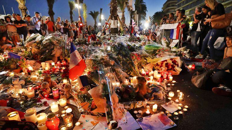 En el Paseo de los Ingleses de Niza, donde ocurrió la masacre, se multiplican los homenajes a las víctimas