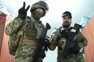 Ajay y otro soldado de la legión internacional en Ucrania