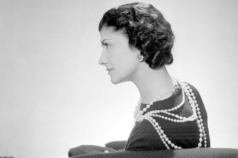 Coco Chanel nunca usó joyas verdaderas salvo el collar de perlas que se convirtió en uno de los símbolos de su estética