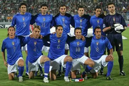 De Rossi con la selección de Italia, abajo, camiseta número 4, rodilla en tierra, junto con Marco Materazzi