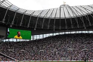 La imagen de Harry Kane en la pantalla gigante del estadio de Tottenahm en Londres antes del partido con el City