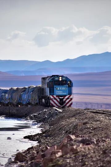 Las vías del ramal C14 son cruzadas por una formación de Trenes Argentinos Cargas transportando litio desde Salar de Pocitos hasta Socompa, pasando por la estación Chuculaqui, departamento de Los Andes, provincia de Salta.
