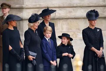 Meghan, la duquesa de Sussex, Camila, la reina consorte, el príncipe George y la princesa Charlotte 