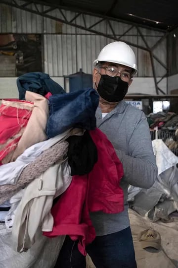 Un hombre trabaja en una fábrica que recicla ropa usada desechada en el desierto de Atacama 