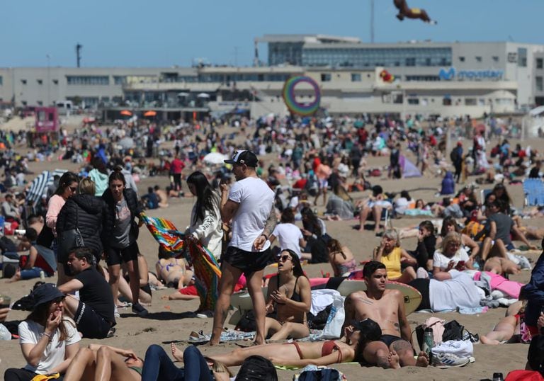 La concurrencia de turistas en las playas de Mar del Plata durante el fin de semana extralargo podría anticipar una temporada que ilusiona a los comerciantes locales