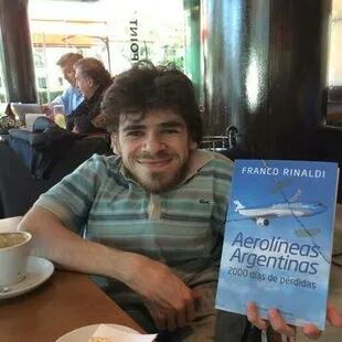 Franco Rinaldi, que padece un trastorno genético que le produjo fragilidad en los huesos, publicó en octubre pasado "Aerolíneas Argentinas: 2000 días de pérdidas"