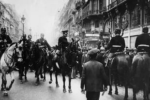 Década infame. 6 de septiembre de 1930. Fuerzas del Escuadrón de Seguridad impiden el avance de manifestantes hacia Plaza de Mayo