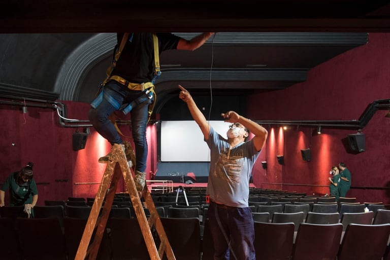 Ultimos trabajos previos a la reapertura del cine Gaumont