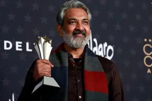El cineasta indio S. S. Rajamouli con el premio al mejor film en idioma extranjero durante los Premios de la Crítica en Los Angeles, el 15 de enero 