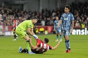 Dibu Martínez y otro show en la Premier League: dos grandes atajadas y una polémica con un rival