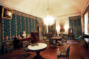 Si bien sus anteriores dueños vendieron parte de las antigüedades del castillo para poder mantenerlo, el escritorio y salón de lectura conserva su esplendor