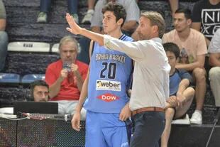 Leandro Bolmaro junto a Sebastián Ginóbili: en Bahía Basket comprendió cómo debía ser un profesional
