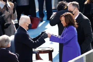 El saludo del presidente electo de Estados Unidos Joe Biden y la vicepresidenta Kamala Harris